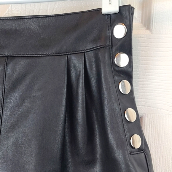 NWOT ☆ Forever 21 Faux Leather Shorts Size XS - Picture 2 of 5